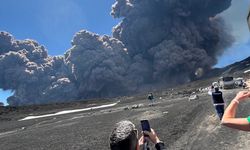 Etna Yanardağ’ında turistlerin olduğu sırada patlama yaşandı