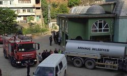 Evde çıkan yangına kovalarla taşıdıkları suyla müdahale ettiler