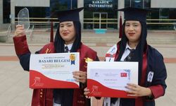 Faslı ikizler üniversiteyi dereceyle bitirdiler