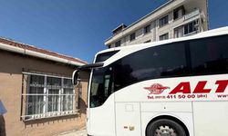Freni boşalan yolcu otobüsü kayarak gecekonduya çarptı
