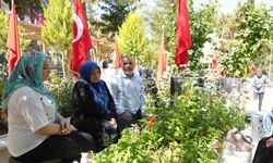 Gaziantep’te mezarlıklar ve şehitlikler Arefe günü doldu taştı