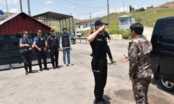 Hakkari Emniyet Müdürü Yılmaz, Yüksekova’da polislerle bir araya gelerek bayramlarını kutladı