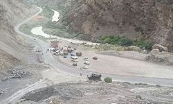 Hakkari’de midibüs devrildi, 6 asker yaralandı