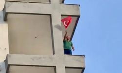 Hasarlı bina yıkımında iş makinesi operatörünün Türk bayrağı hassasiyeti