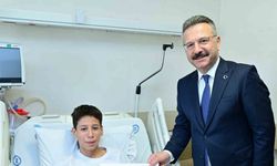 Hastanede tedavi gören öğrencilere karnelerini Vali Aksoy dağıttı