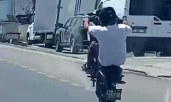 Hatay’da motosikletlinin tehlikeli hareketleri yürekleri ağza getirdi