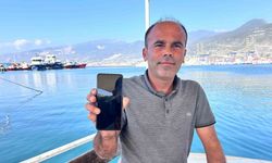 Heyecanla yakaladığı 2 buçuk metrelik devasa köpek balığını denize bıraktı