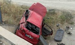 Hurdaya dönen otomobilden sağ kurtuldu