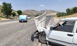 İki otomobil çarpıştı: 2 yaralı
