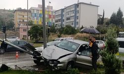 İki otomobilin çarpıştığı kazada 3 kişi yaralandı