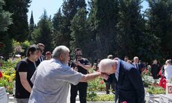 İstanbul Valisi Davut Gül, Edirnekapı Şehitliği’ni ziyaret etti