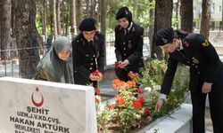 Jandarma Teşkilatı’nın 186. kuruluş yıl dönümünde şehit mezarlarına karanfil bırakıldı