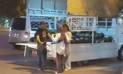 Karpuz tezgahının başındaki babaya kızlarının yaptığı sürpriz duygulandırdı