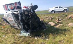 Kars’ta ambulans şarampole uçtu: 1’i doktor 4 kişi yaralandı