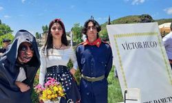 Kars’ta öğrenciler roman karakterlerini canlandırdı