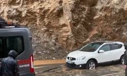 Kayseri’de heyelan nedeniyle yolda mahsur kalan araçlar kurtarıldı