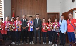 Kazandıkları kupa ve madalyaları, Salihli Kaymakamı Güldoğan’a götürdüler