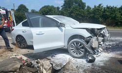 Kontrolden çıkan otomobil refüje çarpınca alev aldı: 2 yaralı