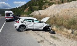 Kontrolden çıkan otomobil su kanalına uçtu