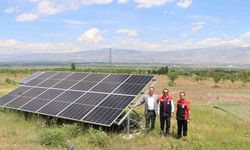 Kurduğu modern meyve bahçesinde teknolojinin imkanlarını kullanıyor