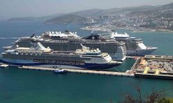 Kuşadası’na üç gemiyle toplam 9 bin 600 turist geldi