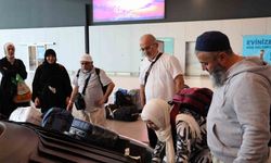 Kutsal topraklardan yurda dönen ilk hacı kafilesi İstanbul Havalimanı’nda gözyaşlarıyla karşılandı