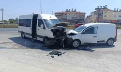 Manavgat’ta tur aracı hafif ticari araçla kafa kafaya çarpıştı: 6 yaralı