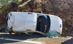 Mardin’de hafif ticari araç takla attı, 3 kişi yaralandı