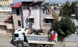 Mersin’de bir evden 2 kamyon çöp çıkarıldı