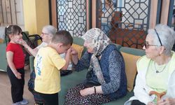 Minikler büyükleriyle bayramlaştı