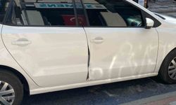 Motosiklet sürücüsü, otomobilin açılan kapısına çarptı