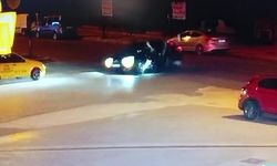 Motosiklet sürücüsü takla atıp otomobilin üzerine düştü... O anlar kamerada