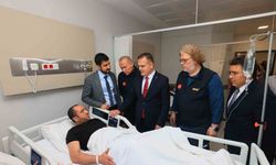 Muğla Valisi Akbıyık, depremde yaralanan vatandaşları hastanede ziyaret etti