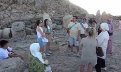 Nemrut Dağı’nda hafta sonu turist yoğunluğu