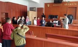 Öğrenciler duruşma salonunda hukuk ve adalet dersi yaptı