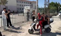 "Örümcek Adam" sınava geç kalan öğrenciyi son anda yetiştirdi