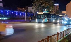 Otobüsten inen kadın yolcuya motosiklet çarptı