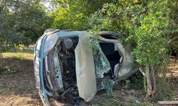 Otomobil yol kenarındaki tarlaya girip yan yattı: 4 yaralı