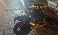 Park halindeki otomobile çarpan motosiklet sürücüsü yaralandı