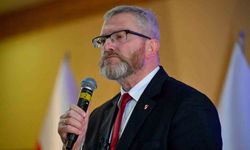 Polonyalı milletvekili Braun parlamentodaki LGBT konulu sergiyi kaldırdı: "Kamusal rezaleti önlüyorum"