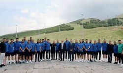 Rektör Hacımüftüoğlu, UEFA B antrenörlük eğitimi alan futbolcularla bir araya geldi