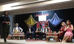 Şemdinli’de ’Komşu Köyün Delisi" tiyatro oyunu sahnelendi