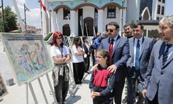 "Sesin ve Rengin Yolculuğu" Resim Sergisi valilik önünde açıldı