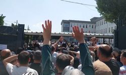 Sınava giren çocuklarını görmek için yarıştılar