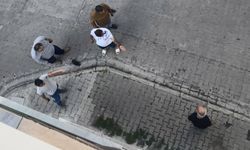 Sokakta eşini bıçakla rehin aldı, vatandaş tek hamleyle kurtardı: O anlar kamerada