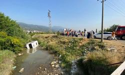Sulama kanalına uçan midibüsteki 4 kişiyi itfaiye ekibi kurtardı