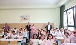 Sultangazi Belediye Başkanı Abdurrahman Dursun, çocukların karne heyecanını paylaştı