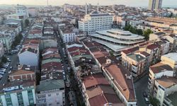 Sultangazi’de çatı yangını yan binalara sıçradı: Yanan çatılar dronla görüntülendi