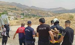 Sürücüsünün kontrolünden çıkan kamyon, çukura düştü: 2 yaralı