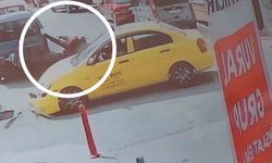 Taksinin motosikletli kuryeye çarptığı kaza kamerada: 1 yaralı